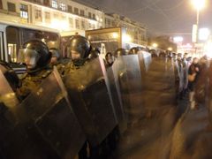 Radikály rozháněla v Moskvě policie.