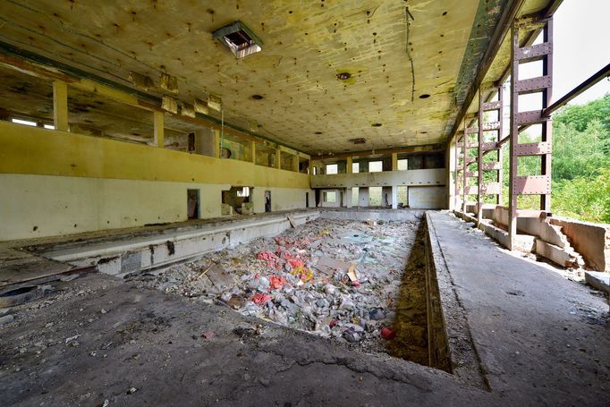 Vrbenského lázně v Ústí nad Labem. Snímek ze současnosti, kdy je objekt bývalých lázní uzavřený a chátrá.