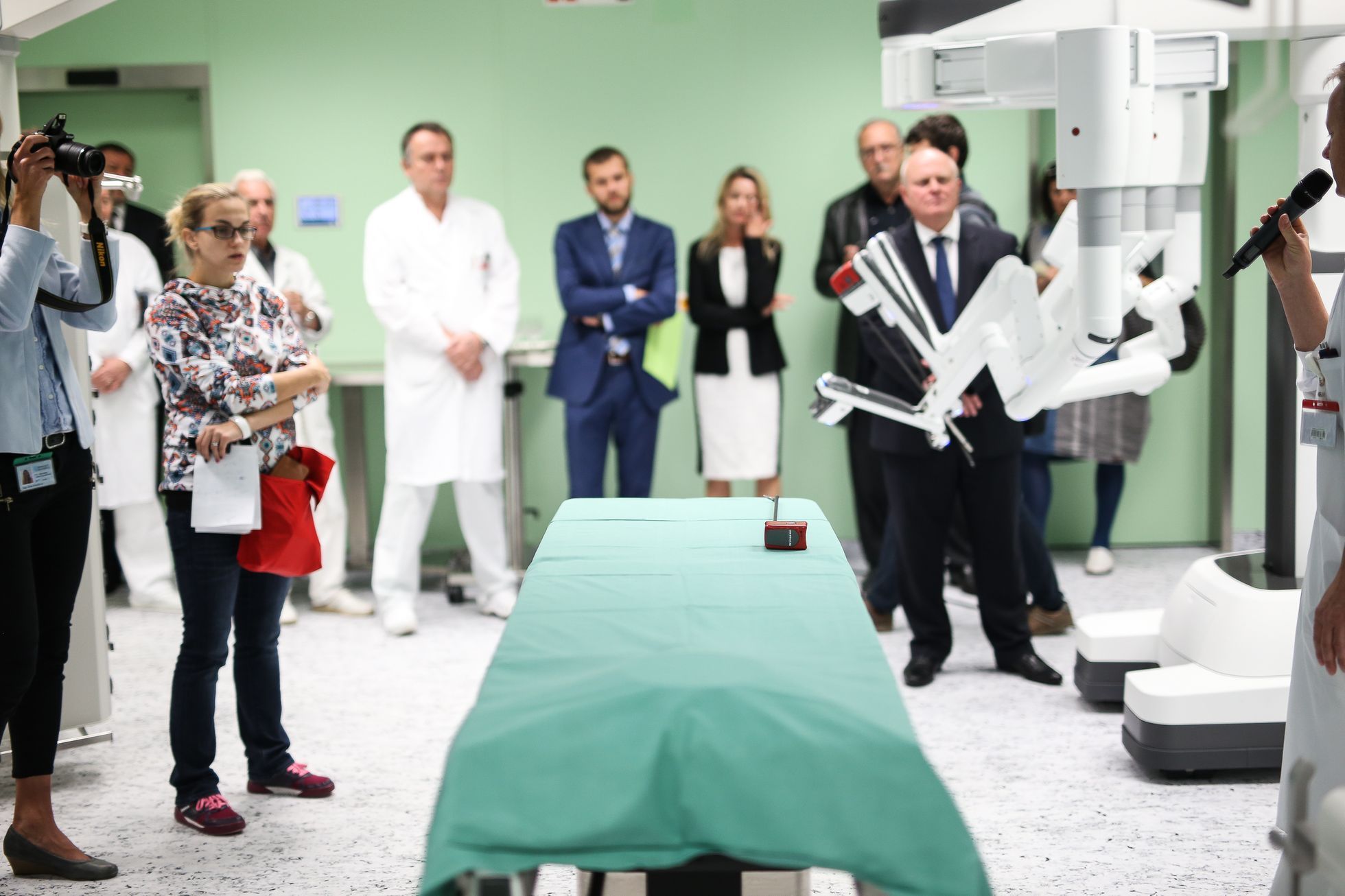 Nově otevřené hybridní operační sály s operačním robotem v Nemocnici Na Homolce