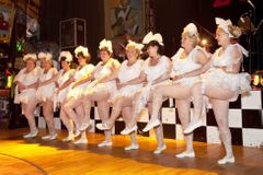 Sedmdesátileté baletky z Horní Lhoty znají i v Japonsku. Tančíme v sukních ze záclon, směje se šéfka