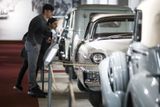 Ač komunista, Tito se po válce rozešel se Stalinem a Sovětským svazem. Nebyl tak vázán na sovětské vládní limuzíny, jezdil v amerikách i v Rolls-Royce. Sbírku jeho vládních vozů najdete ve slovinském technickém muzeu nedaleko Lublaně.