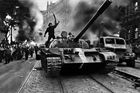 Josef Koudelka: Srpen 1968. Pomozte nám najít hrdiny slavných fotek!