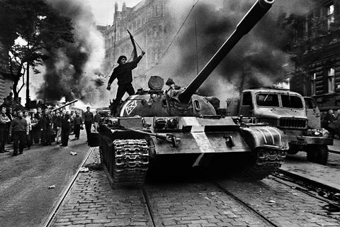 Josef Koudelka: Srpen 1968. Pomozte nám najít hrdiny slavných fotek!