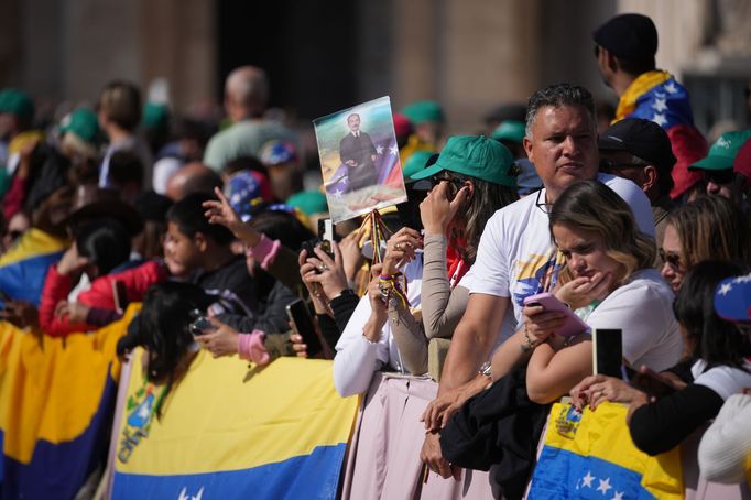Tisíce jásajících Venezuelanů zaplnily Svatopetrské náměstí a ozdobily policejní zábrany venezuelskými vlajkami.