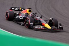 Kvalifikaci v Japonsku vyhrál Verstappen před Leclercem, dostal napomenutí