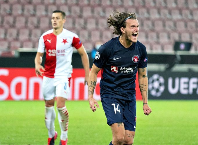 Alexander Scholz slaví gól z penalty v odvetě 4. předkola LM Midtjylland - Slavia Praha