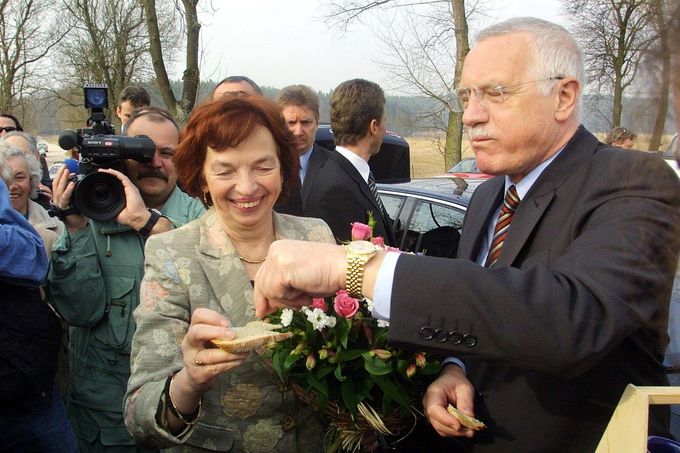 Livia Klausová přijímá tradiční přivítání chlebem a solí za přítomnosti prezidenta Václava Klause během návštěvy obce Plav na Českobudějovicku, 26.3.2003.