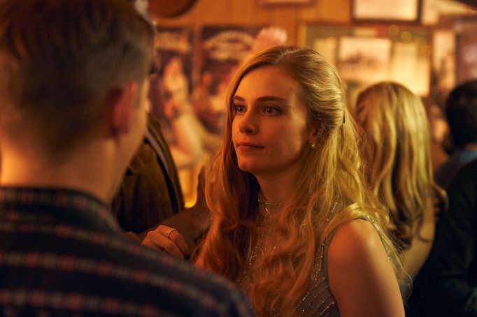 Leah McNamarová hraje Rachel.