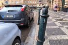 Sloupky používá Praha 6 v boji proti nelegálnímu parkování na chodníku.