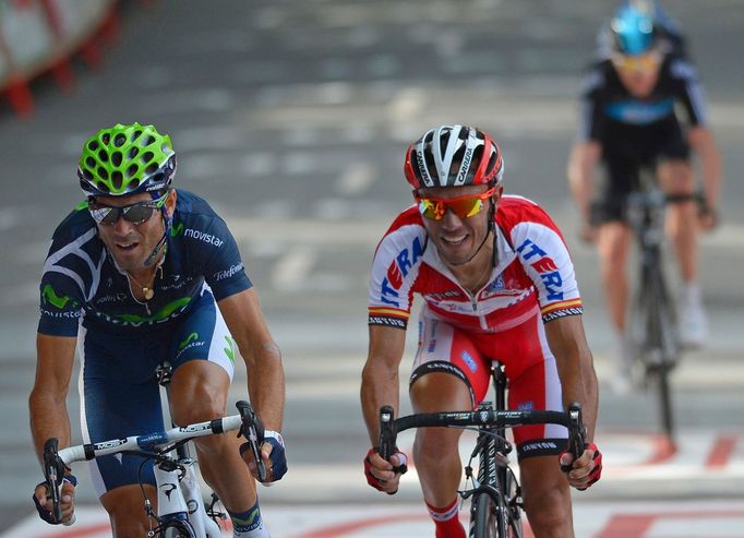 Španělský cyklista Alejandro Valverde ze stáje Movistar finišuje ve 3. etapě Vuelty 2012.