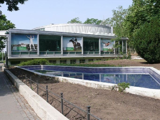 Bruselský pavilon na Praze 7 sloužil v roce 1958 jako československý stánek na světové výstavě v Bruselu. Po ukončení výstavy byl převezen do Prahy, znovu postaven na Letné a sloužil jako restaurace. V 80. letech minulého století přestal být využíván a začal chátrat. V současné době je v opraveném paviloně sídlo reklamní agentury Euro RSCG.