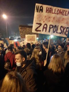 Transparent s nápisem "Na Halloween půjdu za Polsko"