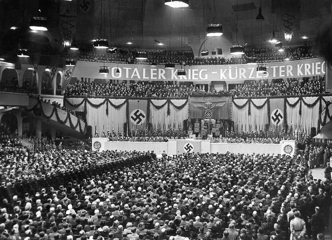 Joseph Goebbels při projevu v Berlínském sportovním paláci dne 18. února 1943. Na transparentu je Totaler Krieg – Kürzester Krieg nebo „Total War – Shortest War“.