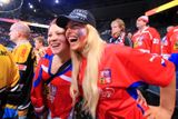 České fanynky patřily opět k tomu nejhezčímu, co bylo v ochozech hokejových hal k vidění.