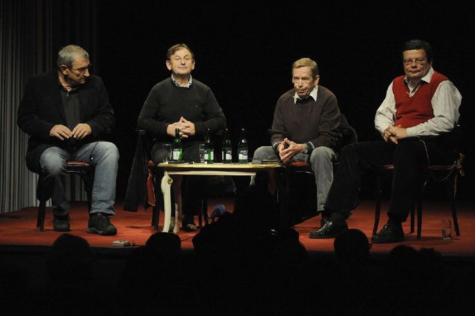 Václav Havel a bývalí čeští disidenti - Jiří Križan, Michael Žantovský a Alexadr Vondra na tiskové konferenci 15. října 2009 v divadle Na zábradlí v Praze u příležitosti 20 let od pádu berlínské zdi a sametové revoluce.