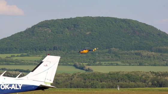 Z ptačí perspektivy: Hora Říp, pevnost Königstein a hořící Drážďany