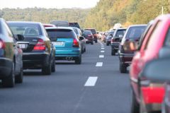 Nehoda tří aut hodiny blokovala pražský okruh
