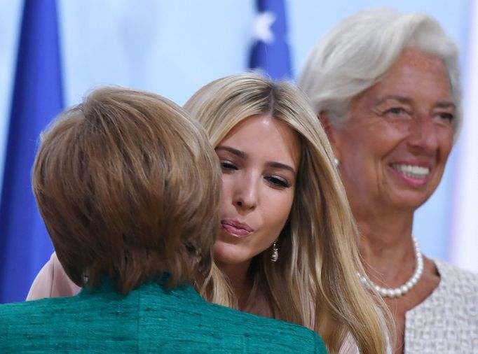 Angela Merkelová se zdraví s Ivankou Trumpovou na summitu G20 v Hamburku.