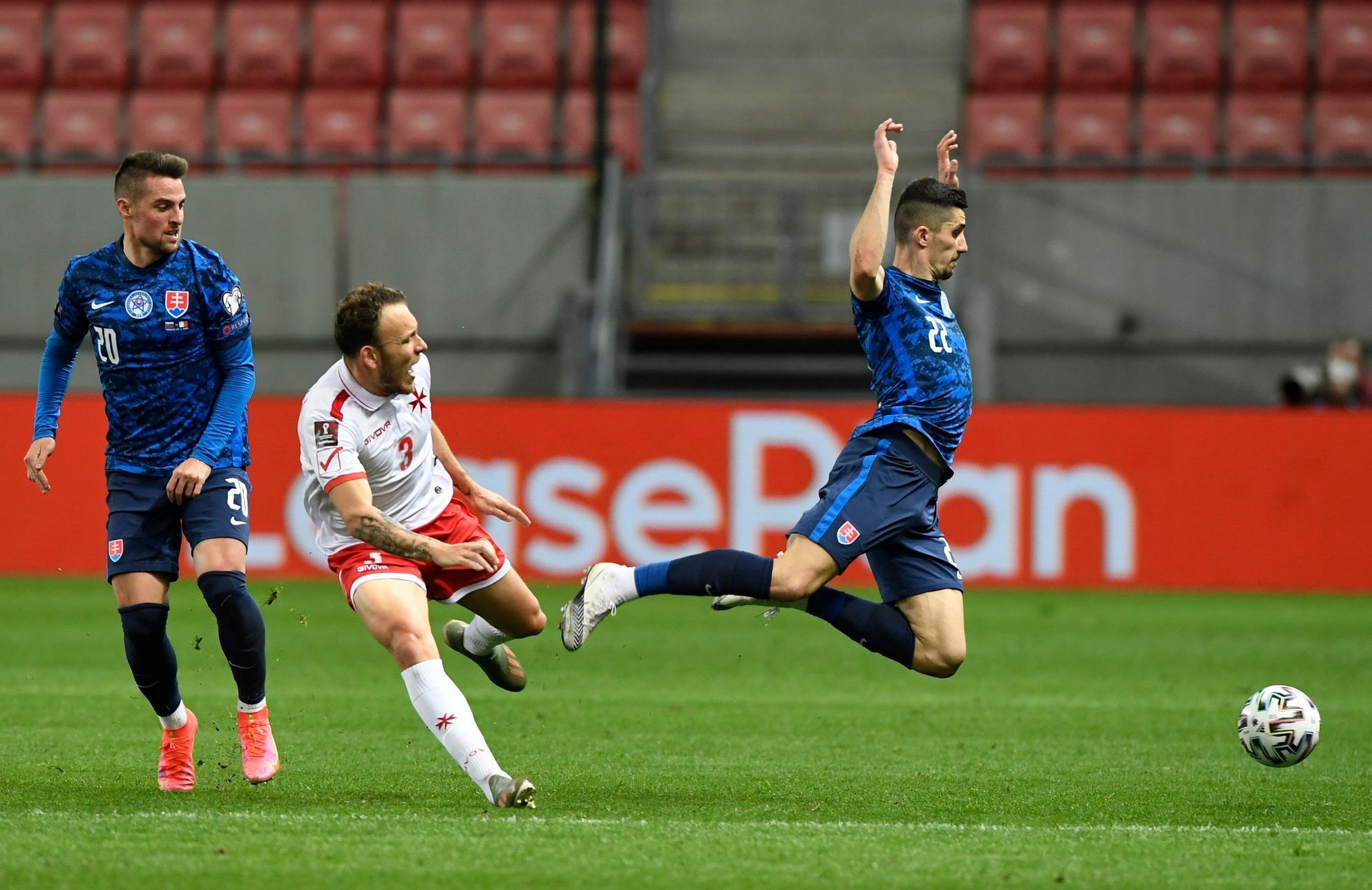 Martin Koscelník a Ryan Camenzuli v zápase kvalifikace MS 2022 Slovensko - Malta