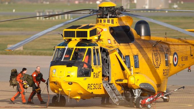 Posádka vrtulníku se chystá k záchranné misi na základě RAF ve velšském Valley