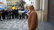 Demonstrace asi padesátky lidí, převážně starostů menších obcí Středočeského kraje, se nesla v duchu protestu proti současnému "porcování medvídka", tedy rozdělování krajských dotací.