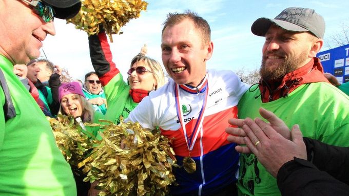 42letý Emil Hekele oslavuje s fanoušky a přáteli první republikový titul v cyklokrosu.