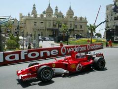 Michael Schumacher jede se svým Ferrari kolem kasina v Monte Carlu. Poslední start pětinásobného vítěze závodu mu vloni přinesl nejprve skandál v tréninku a pak i porážku.