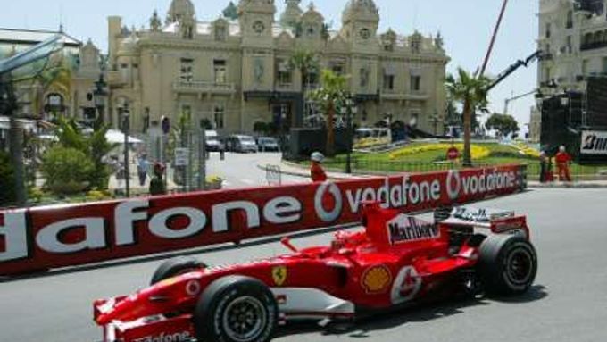 Michael Schumacher jede se svým Ferrari kolem kasina v Monte Carlu.