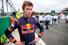 Ve formuli 1 chybí na příští rok posledních pár míst, do hry se vložil čerstvý nezaměstnaný Kvjat