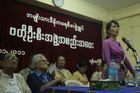 Barma se dostává z izolace, navštíví ji Clintonová