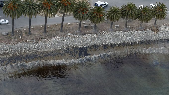 Ropná skvrna se rozlila na pláži nedaleko Santa Barbary.