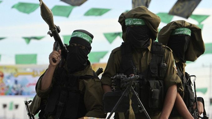 Zástupci Hamásu, kteří hlídají hraniční přechod Rafah, přes který jede konvoj s palestinskými vězni.