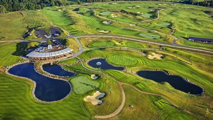 V Praze osázeli golfové hřiště uměním. David Černý tu má šestimetrovou těhotnou ženu; Zdroj foto: Galerie Golf Hostivař