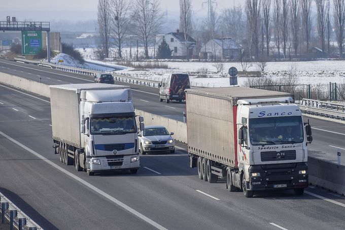 Předjíždění kamionů na dálnici D1 v Bohumíně.
