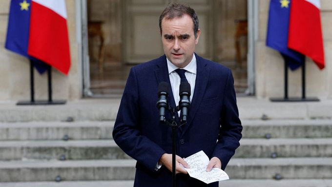 Odcházející francouzský premiér Sébastien Lecornu v sídle Matignon.