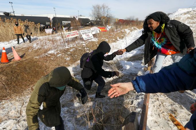 Protesty nativních obyvatel Kanady proti výstavbě ropovodu v Britské Kolumbii. Rok 2020