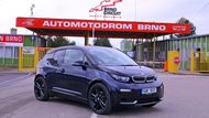 K zajímavé změně sáhlo i BMW. Elektromobil i3 byl totiž nabízen jednak pouze s elektromotorem, ale i ve verzi doplněné o malou spalovací jednotkou, která nabíjela baterie a sloužila jako prodlužovač dojezdu. Protože však kapacita akumulátoru stoupla z 33 na 42,2 kWh (tím se zvýšil i dojezd o 55 km), není podle BMW již benzinový motor v autě potřeba a i3 se tak od modelového roku 2019 prodává jen jako čistý elektromobil.