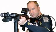 Po čtvrt na šest odpoledne Breivik stále v převlečení za policistu vystoupil z lodi na ostrově. V kufříku měl celý arzenál zbraní. Jeho prvními oběťmi se stal člen ochranky a organizátorka tábora.