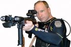 Po čtvrt na šest odpoledne Breivik stále v převlečení za policistu vystoupil z lodi na ostrově. V kufříku měl celý arzenál zbraní. Jeho prvními oběťmi se stal člen ochranky a organizátorka tábora.