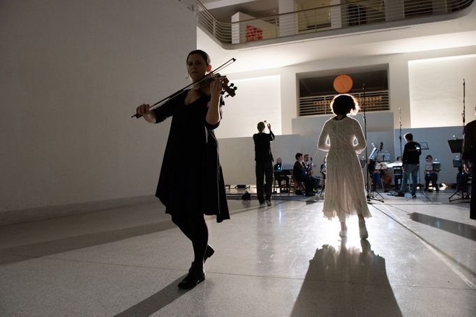 Koncert Orchestru Berg s tancem v Malé dvoraně pražského Veletržního paláce.