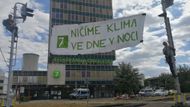 Aktivisté vyvěsili na sloupy transparent s logem Severní energetické a s nápisem "Ničíme klima ve dne v noci". Nápis je parafrází na nedaleký reklamní slogan společnosti "Elektřina ve dne v noci". Další protestní transparenty postupně přes den přibývaly.