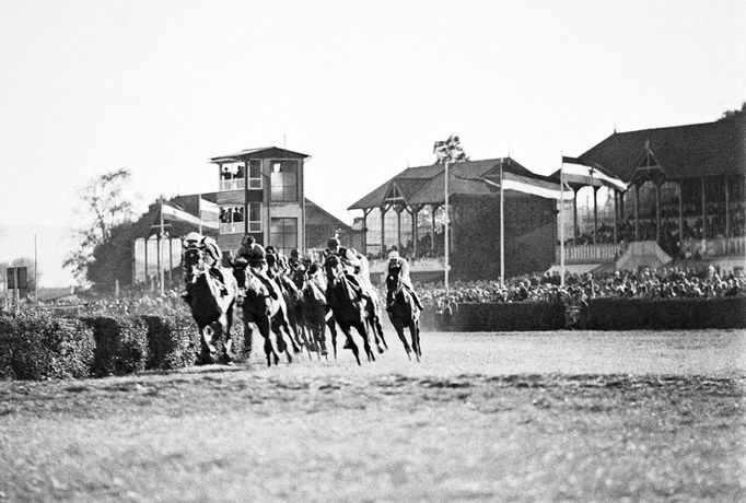 Závodní dění na dostihovém závodišti Velká Chuchle. 23.09.1956