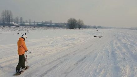 Lotyš se zapřáhl za dron a užíval si na snowboardu