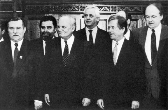 Založení Visegrádské skupiny - "trojky" - v maďarském Visegrádu v roce 1991. Vlevo Lech Walesa, třetí zleva maďarský prezident Árpád Göncz, vpravo Václav Havel.
