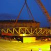 největší kolový jeřáb v Česku usazuje mostní konstrukci na Negrelliho viadukt.