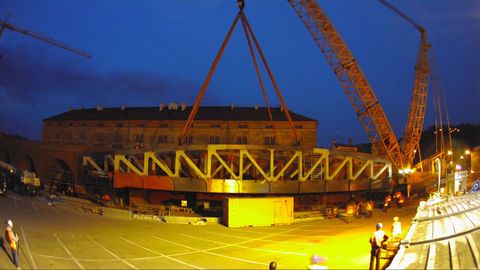 Unikátní záběry: Největší kolový jeřáb usazoval konstrukci na Negrelliho viadukt