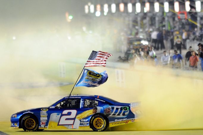 Brad Keselowski roztáčí svůj Dodge na oslavu triumfu v NASCAR.