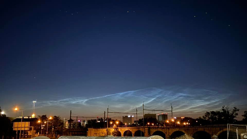 Svítící mraky nad Brnem