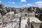 Satelitní snímky OSN ukázaly, že ve městě bylo zničeno více než 33,5 tisíce rezidenčních budov. Většina z nich na východě města, které kontrolovali rebelové. Deník Washington Post přirovnal zkázu k vybombardování Drážďan spojeneckými letadly za druhé světové války.