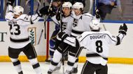 Naopak Los Angeles Kings, jako obhájce trofeje, stejně jako loni služby žádného českého hokejisty nevyužívá. Takové týmy jsou letos ve Stanley Cupu čtyři (šest, pokud počítáme i Rangers a Islanders, za které spíše nehrají Roman Hamrlík a Radek Martínek)